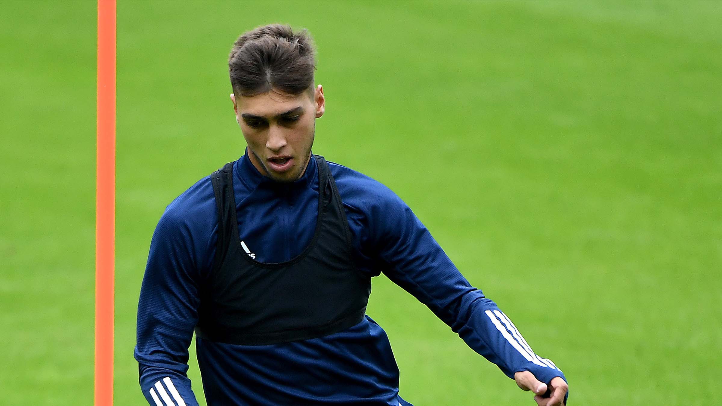 开云app下载-北京首钢训练开放日，赛前官宣签约引欢呼，葡超在即，高层口径保持一致的简单介绍